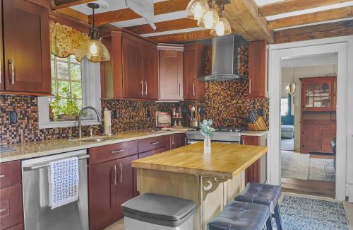 Stonington House | Last House on the River