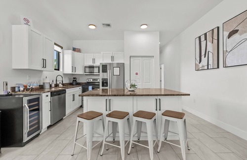 West Park House | Last Minute Deal-Pool-Grill- Turf-Mins2Airport, Beach, HardRock