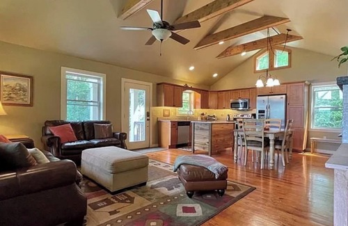 Boone Cottage | LAST MINUTE OPENING. UPDATED CABIN WITH AMAZING MTN VIEWS AND HOT TUB NEAR BR