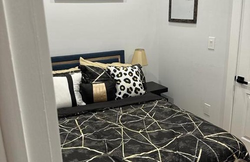 Cypress Hills House | Latisha luxury place