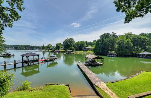 Mount Mourne House | Launch and Dock Lake Norman Retreat with Scenic Deck