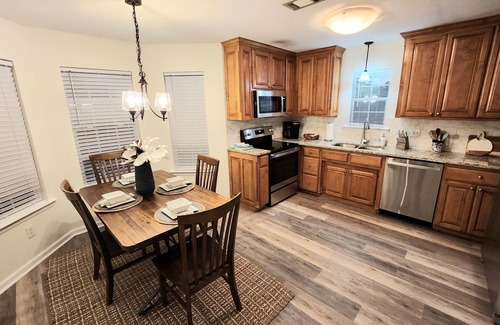 Thomasville House | Lauren's Retreat located less than 3 miles to downtown Thomasville.