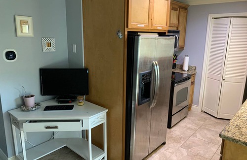 Galveston Condo | Laurie's Lookout - Executive Rental, Safe, Beach & Pool View, Top Floor
