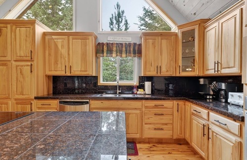 Meadow View Heights Cabin | Lava Lodge - Near UTV Trails sleeps 10