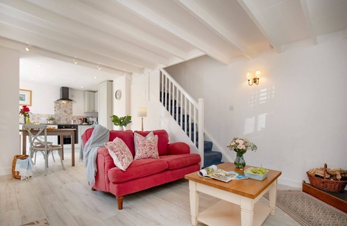Mylor Churchtown Cottage | Lavender Cottage - a cottage that sleeps 2 guests in 1 bedroom