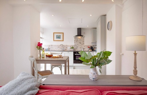 Mylor Churchtown Cottage | Lavender Cottage - a cottage that sleeps 2 guests in 1 bedroom