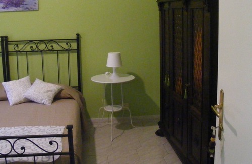 Aurelio Apartment | LAVENDER ROOM WITH BALCONY IN APARTMENT NEAR SAN PIETRO up to TWO PEOPLE