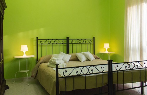 Aurelio Apartment | LAVENDER ROOM WITH BALCONY IN APARTMENT NEAR SAN PIETRO up to TWO PEOPLE