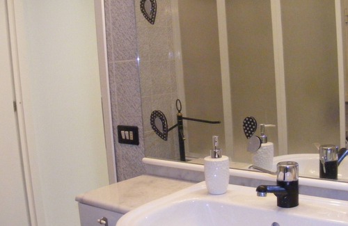 Aurelio Apartment | LAVENDER ROOM WITH BALCONY IN APARTMENT NEAR SAN PIETRO up to TWO PEOPLE