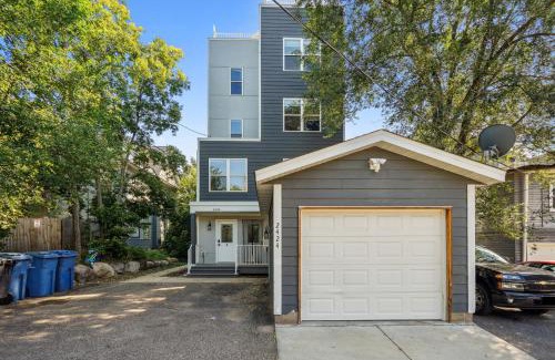 Lowry Hill East House | Lavish 3Bed 3Bath Condo in Uptown