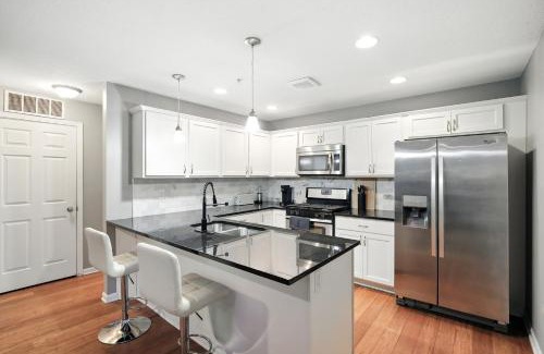 Lowry Hill East House | Lavish 3Bed 3Bath Condo in Uptown