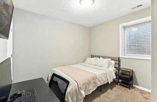 Lowry Hill East House | Lavish 3Bed 3Bath Condo in Uptown
