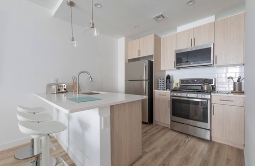 Hoboken Apartment | Lavish 3BR Retreat w Private Rooftop Deck Near NYC