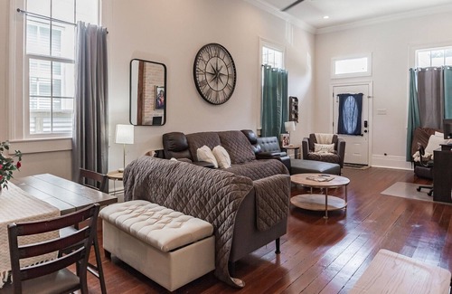 Esplanade Ridge House | Lavish Home, Central In A Safe Area 3 Bedroom Home by Redawning