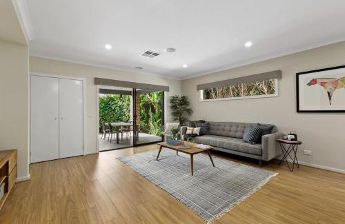 Armstrong Creek House | Lavish Modern Home - 10mins to Torquay & Geelong