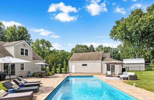 Green Lake House | Lawson Poolside Escape (gym and pool!)