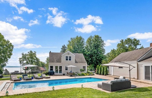 Green Lake House | Lawson Poolside Escape (gym and pool!)