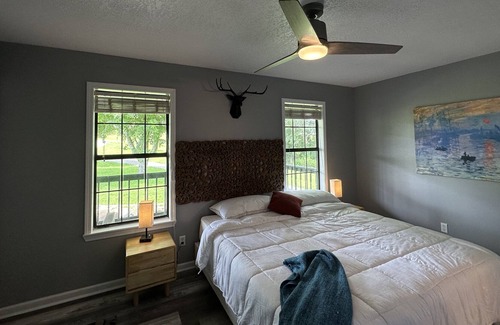 Glenwood Cabin | Lazy Bear Caves on The Caddo