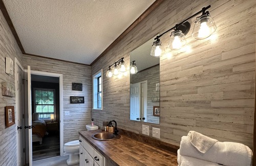 Glenwood Cabin | Lazy Bear Caves on The Caddo
