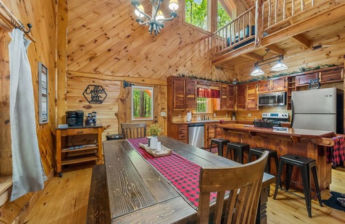 Mentone Cabin | Lazy Bear-hot tub, fire pit, foosball, ping pong, air hockey