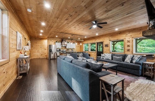 McArthur Cabin | Lazy Bear Lodge by Inn & Spa at Cedar Falls