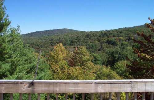 Charter Hills House | Lazy Bear Lodge: Charming Chalet