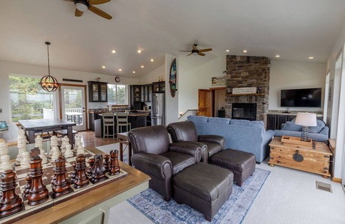 Kiwanda Shores House | Lazy Days! 4 bed, steps to beach. Spacious. Dog Ok!