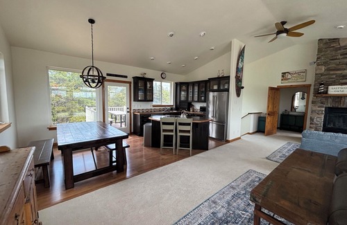 Kiwanda Shores House | Lazy Days! 4 bed, steps to beach. Spacious. Dog Ok!
