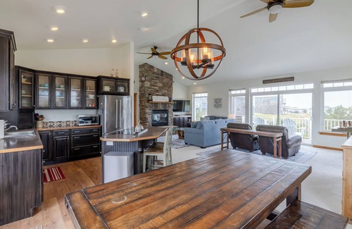 Kiwanda Shores House | Lazy Days! 4 bed, steps to beach. Spacious. Dog Ok!