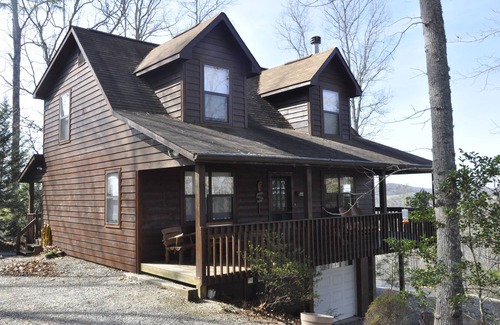 Blairsville Cabin | Lazy Daze 3 br with mountain views foosball and ping pong table. Pet Friendly