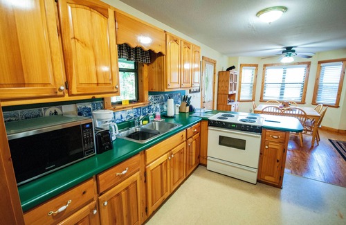 Blairsville Cabin | Lazy Daze GetAWay is cozy 3/2 with fireplace, pingpong, foozball, Wifi. Sleeps 7