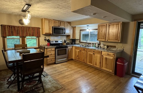South Bloomingville Cabin | Lazy Lane Cabins - Bobcat Hideaway