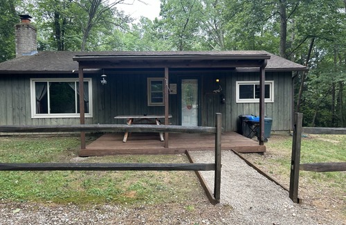 South Bloomingville Cabin | Lazy Lane Cabins - Bobcat Hideaway