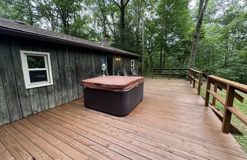 South Bloomingville Cabin | Lazy Lane Cabins - Bobcat Hideaway