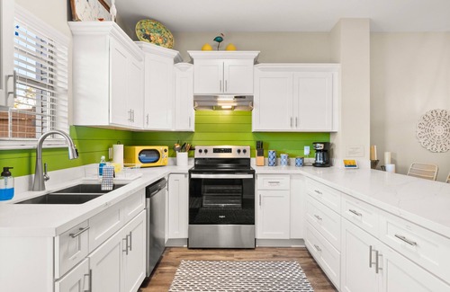 Lake Charles House | Lazy Lime Townhome - Near Golf & Casinos - Sleeps 8
