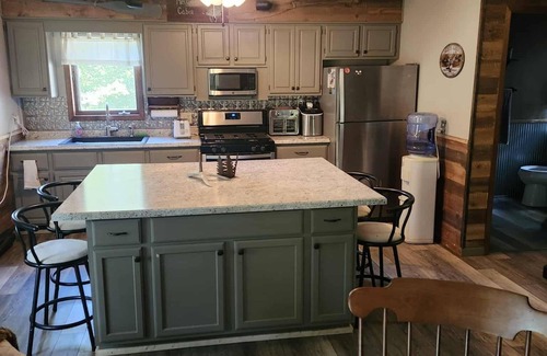 Gerlaw Cabin | Lazy Oaks: Charming cabin on pond with A/C in delightful Little York, Illinois