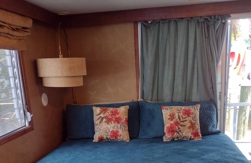Nokomis Boat Rental | Lazy Parrot