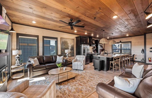 Sevierville Ski Chalet | Lazy River|Mini Golf|PickleBall|Theater|Game Room