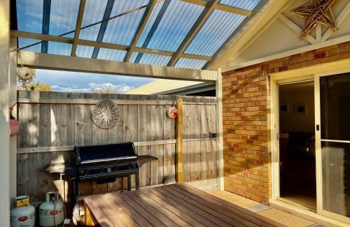 Waterhouse Villa | Lazy Sails Starboard - Pets welcome inside WiFi