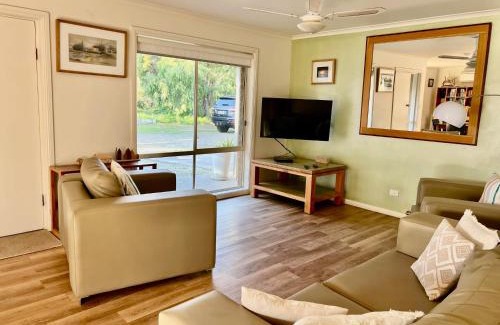 Waterhouse Villa | Lazy Sails Starboard - Pets welcome inside WiFi