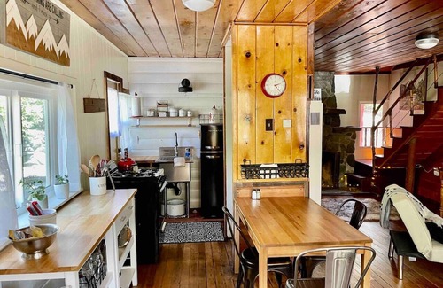 Wrightwood Apartment | LC · Fire pit/Fireplace/3 blks2Village/Pet-kid friendly