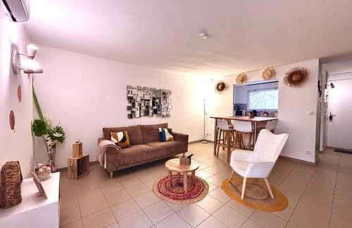Costieres Apartment | Le 14, 4 pers, 2 chambres, clim, proche autoroute