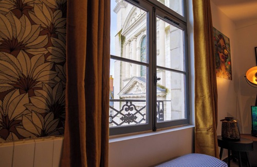 Saumur Apartment | Le 5, Charming apartment, Saumur town center. View of St Peter's Square and Church