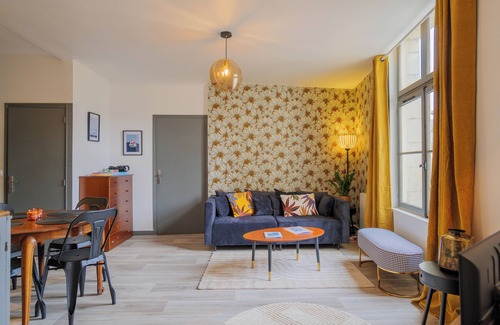 Saumur Apartment | Le 5, Charming apartment, Saumur town center. View of St Peter's Square and Church