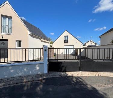 Nazelles-Negron House | LE 911