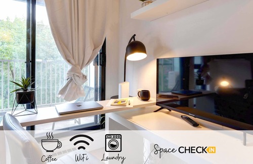 Griffintown Condo | ☼ Le Amati ~ Pool, Terrace & Gym | Office + WiFi ☼