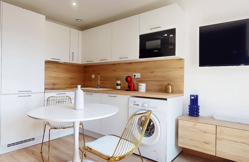 Montfermeil Apartment | Le Bertin- Montfermeil studio Netflix