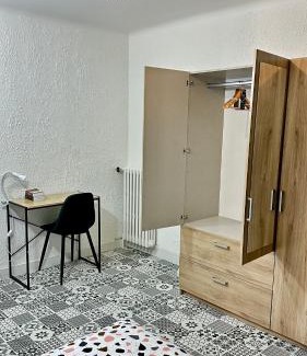 Vieux Malakoff Apartment | LE BORD DE LA LOIRE - chambre avec salle de bains commune