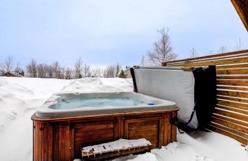 Petite-Riviere-Saint-Francois Ski Chalet | Le Haut-Perche - Spa and River View