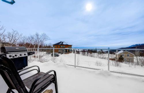 Petite-Riviere-Saint-Francois Ski Chalet | Le Haut-Perche - Spa and River View
